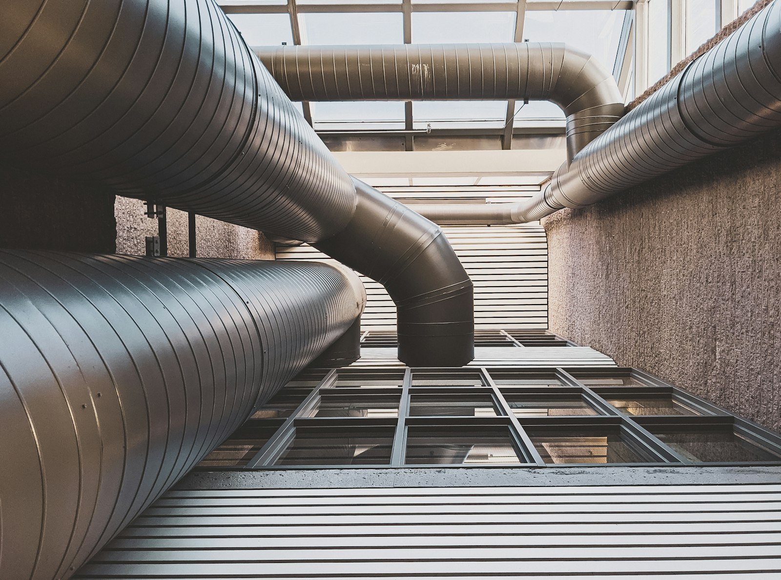 Sistema de climatização evaporativa em galpão industrial